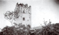 Torretta con segni di rifacimento della facciata